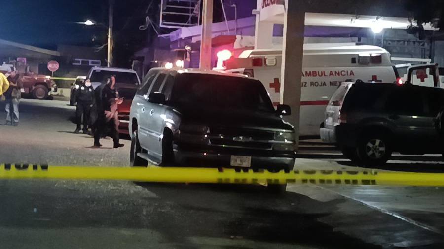 Elementos de seguridad acordonaron la calle Tercera de la colonia Emiliano Zapata para permitir el trabajo de peritos en criminología tras el ataque ocurrido la noche del sábado.