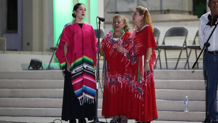 La agrupación Voces Amigas interpretó temas del repertorio mexicano durante la velada musical realizada en Rectoría de la UAdeC.