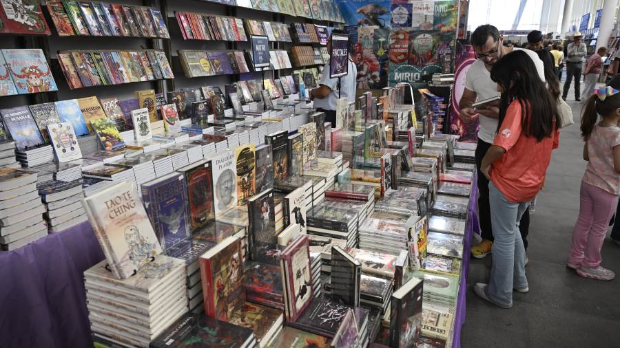 Saltillenses reportan que compraron menos libros este año en la FIL Coahuila