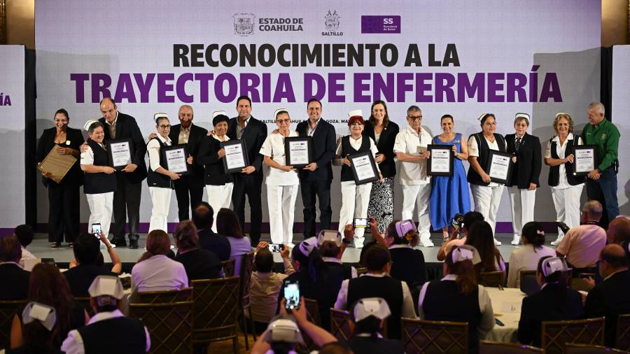 Personal de enfermería recibió homenajes por su trayectoria y años de servicio durante el festejo estatal realizado en Coahuila.