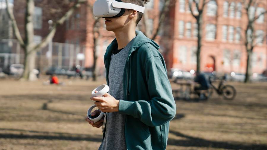 Aunque surgieron como dispositivos de uso doméstico, cada vez es más común ver a personas con lentes de realidad aumentada o mixta en entornos públicos, como la calle.