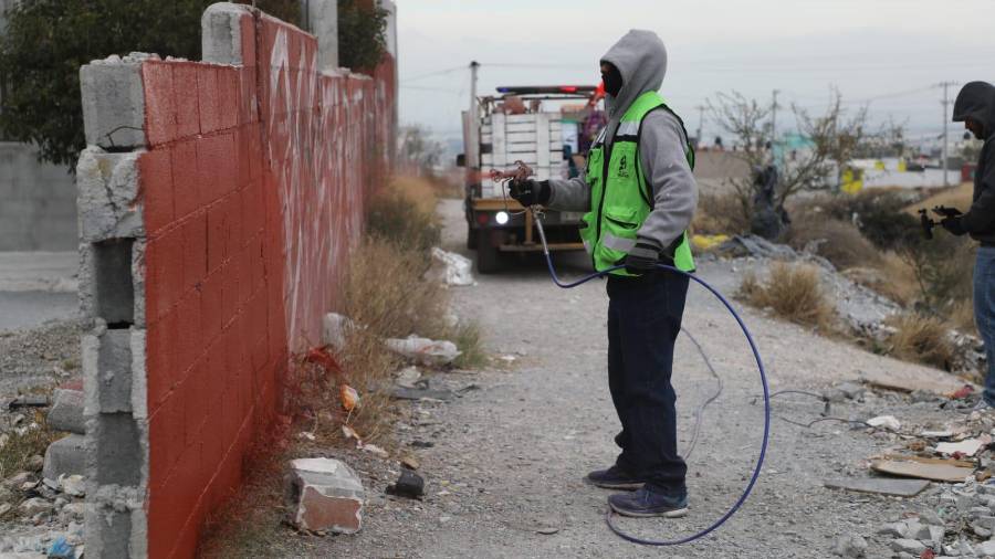 Brigadas municipales eliminan grafiti en el bulevar Loma Linda como parte de una jornada integral de limpieza.