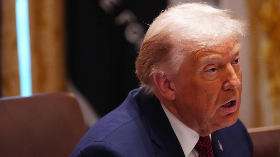 El presidente Donald Trump pronuncia un discurso en la Sala del Gabinete de la Casa Blanca en Washington, el 8 de diciembre de 2025. El presidente anunció un rescate financiero de 12 000 millones de dólares para los agricultores estadounidenses, afectados en gran medida por sus políticas comerciales.