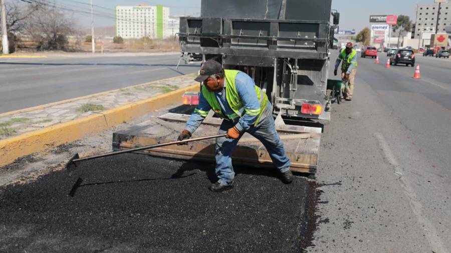 Cuadrillas municipales trabajan en la rehabilitación del bulevar Venustiano Carranza para mejorar la seguridad y movilidad en Saltillo.