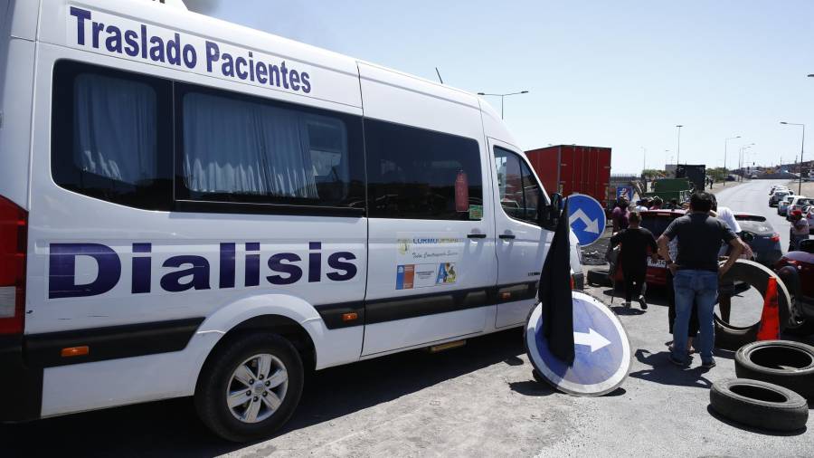 AME5248. IQUIQUE (CHILE), 12/02/2022.- Vehículos detenidos por una barricada puesta por manifestantes durante protestas hoy, sábado en Iquique, Chile. Situada a escasas tres horas de viaje de la frontera con Bolivia, la ciudad chilena de Iquique amaneció hoy bloqueada de nuevo por decenas de camioneros que, junto a una buena parte de los residentes, culpan del incremento de la inseguridad y de la violencia a los cientos de migrantes irregulares que bajan a diario desde el altiplano. EFE/ José Caviedes