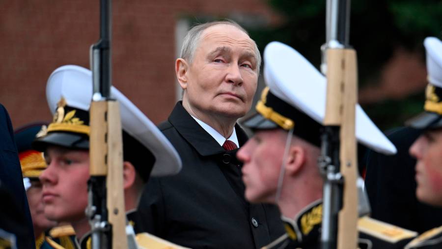 El presidente de Rusia, Vladímir Putin asiste a un acto en la Tumba del Soldado Desconocido, junto a los muros del Kremlin, en Moscú, en el 81 aniversario de la victoria de la Unión Soviética sobre la Alemania nazi.