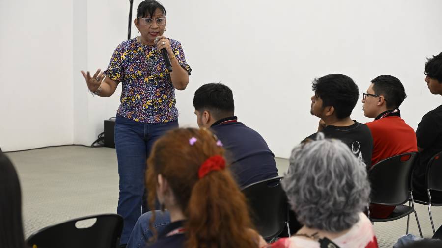 Nadia Contreras presentó su poemario ‘Otras Claridades’ en la FILC 2026