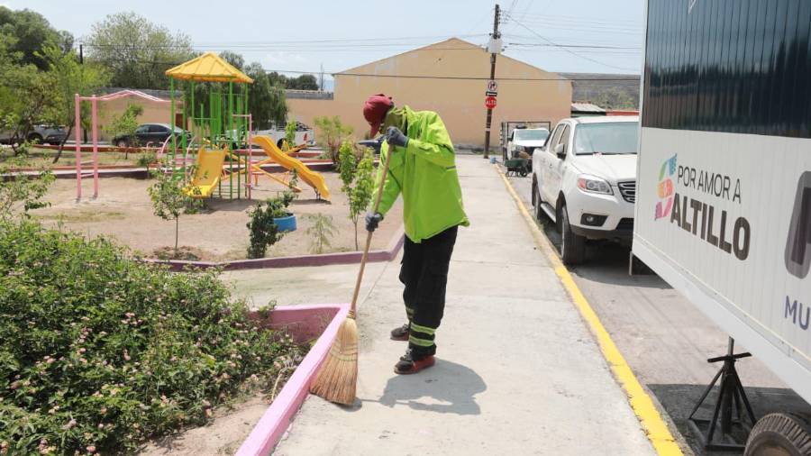En la plaza de la colonia La Madrid se realizaron trabajos de pintura en juegos infantiles y mobiliario urbano.