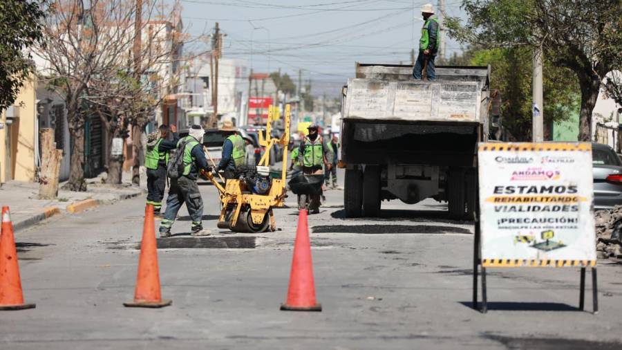 Cuadrillas municipales rehabilitan tramos dañados en la avenida La Torre, al oriente de Saltillo.