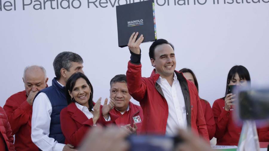 ‘Gallo’. Manolo Jiménez Salinas se inscribió ayer como precandidato del PRI, hoy estará haciendo lo mismo por el PRD y el PAN.