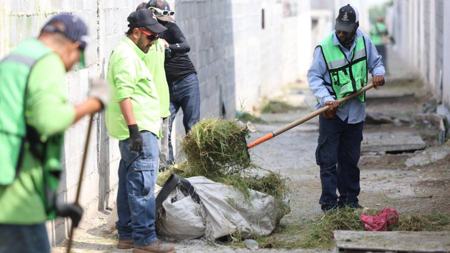 Brigadas municipales realizaron limpieza y retiro de escombro en callejones de Mirasierra.