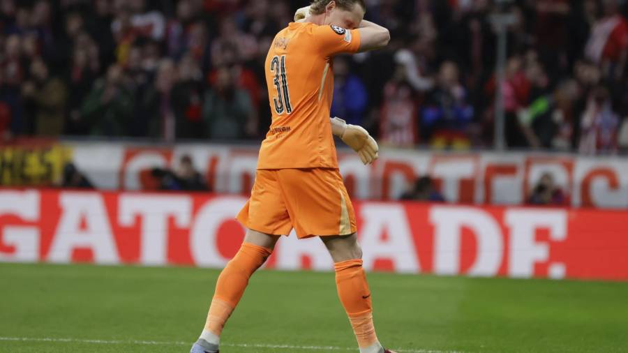 El portero del Tottenham Antonín Kinský se cambia durante el juego de Ida de Octavos de Final entre Atlético de Madrid y el cuadro inglés.