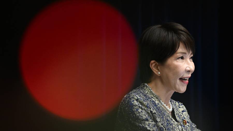 La primera ministra de Japón, Sanae Takaichi, en una conferencia de prensa tras la reorganización de su gabinete en la oficina de la primera ministra, con el objetivo de consolidar la coalición gobernante.