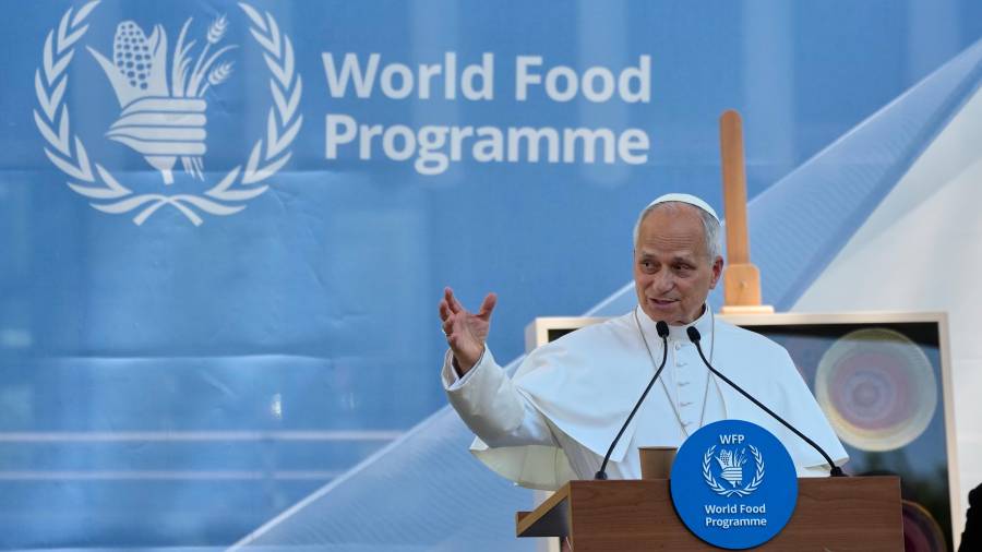 El papa León XIV habla durante una reunión con los empleados del Programa Mundial de Alimentos de las Naciones Unidas en Roma.