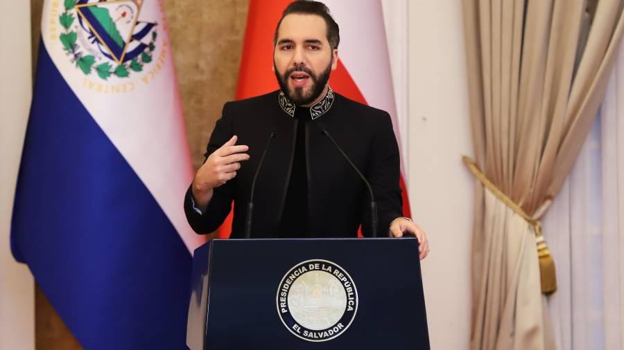 El presidente de El Salvador, Nayib Bukele, habla durante una conferencia de prensa con el presidente electo de Chile, José Antonio Kast, en el palacio presidencial,