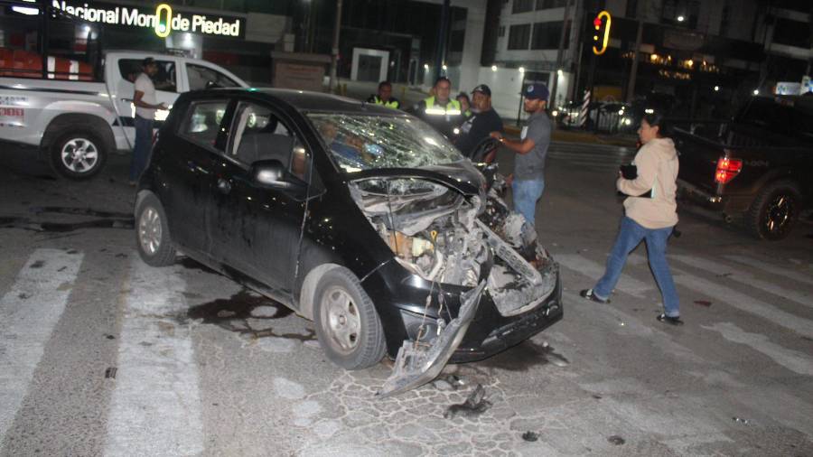 Tras el choque, el automóvil compacto fue proyectado y quedó en una posición contraria a su circulación, lo que obligó a la intervención de autoridades viales para controlar la zona y evitar otro incidente.
