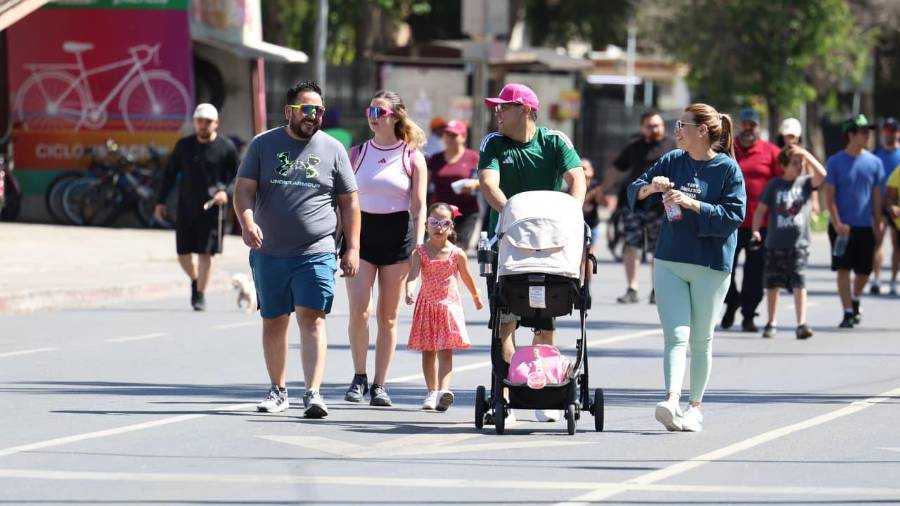 Familias completas disfrutaron de la Ruta Recreativa con caminatas, ciclismo, patinaje y actividades al aire libre.