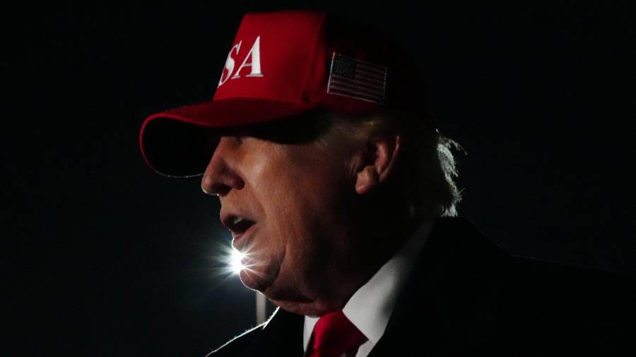 Donald Trump, cuyo uso de las redes sociales generó nuevas críticas de líderes religiosos esta semana tras la publicación de una imagen generada por IA que lo mostraba como una figura similar a Jesús.