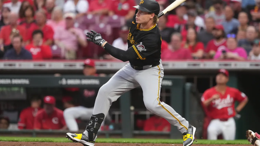 Jack Suwinski, aquí con el jersey de Pittsburgh, es una de las adquisiciones más interesantes de los Dodgers de cara a la temporada 2026 de la Major League Baseball.