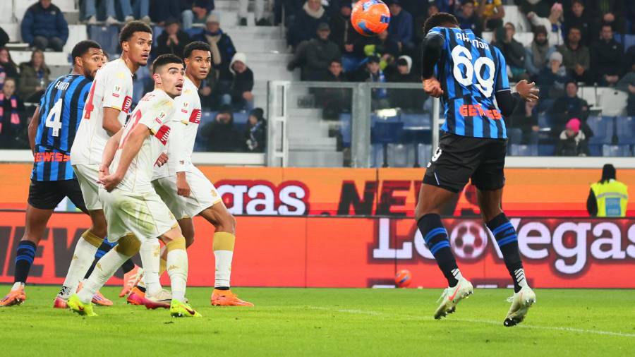 Johan Vásquez disputó como titular la dura derrota del Genoa ante Atalanta, resultado que dejó al club fuera de la Coppa Italia.