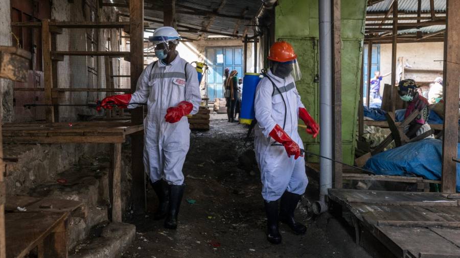 Trabajadores de salud desinfectan un mercado en Bunia, República Democrática del Congo, mientras el brote de ébola apenas comienza a organizarse y la ayuda internacional es limitada.