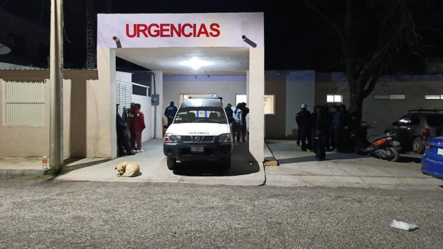 Familiares de la víctima acudieron al centro de salud tras confirmarse la muerte del joven.