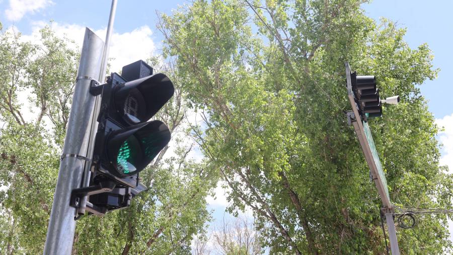 Utiliza algoritmos de inteligencia artificial para optimizar el flujo vehicular.