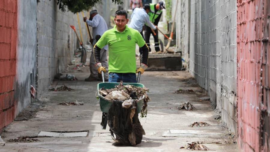 Brigadas del programa “Aquí Andamos” realizaron labores de limpieza y retiro de maleza, basura y escombro en la colonia Morelos.