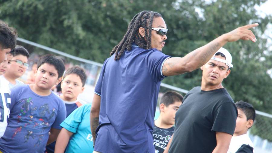 El exjugador de la NFL, Brendan Langley, compartió técnicas de futbol americano con niñas y niños saltillenses.