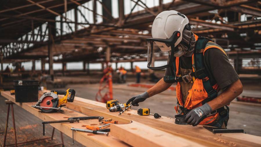 Las compañías de la Región Sureste de Coahuila trabajan en ajustes de turnos, costos y controles electrónicos para adaptarse a la nueva jornada laboral.
