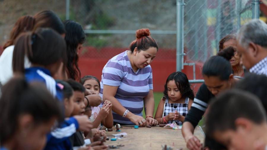 Familias, niñas y jóvenes participaron en actividades culturales realizadas en plazas y parques de distintos sectores de Saltillo.