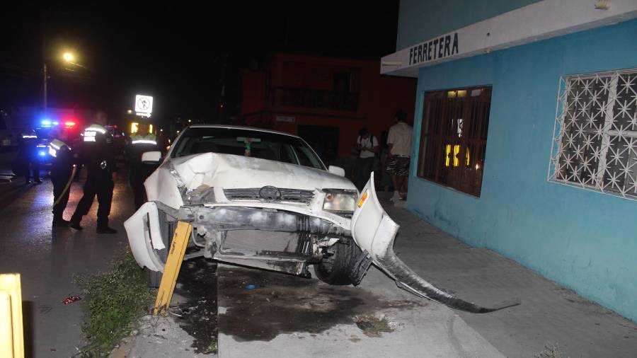 El vehículo terminó sobre la banqueta tras salirse del camino e impactarse contra una estructura de protección en el cruce de la avenida Juan Navarro y calle 27, movilizando a cuerpos de emergencia y corporaciones de seguridad.