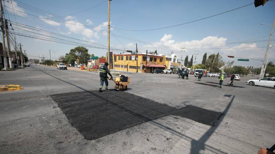 Cuadrillas municipales rehabilitan la carpeta asfáltica en distintos puntos de Saltillo como parte del programa permanente de mantenimiento vial.
