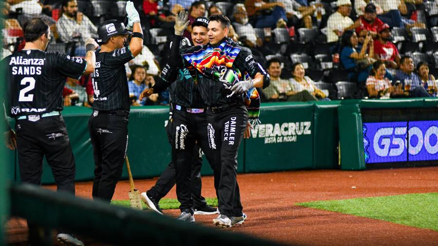 Brandon Villarreal conectó el jonrón que rompió el empate y le dio el triunfo a Saraperos ante El Águila.