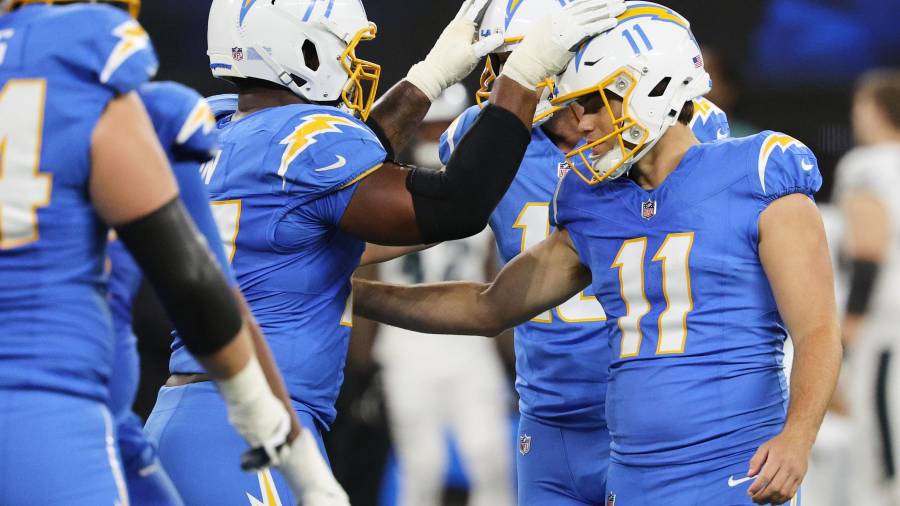 La defensiva de los Chargers de Los Ángeles fue clave para forzar errores a lo largo del partido.