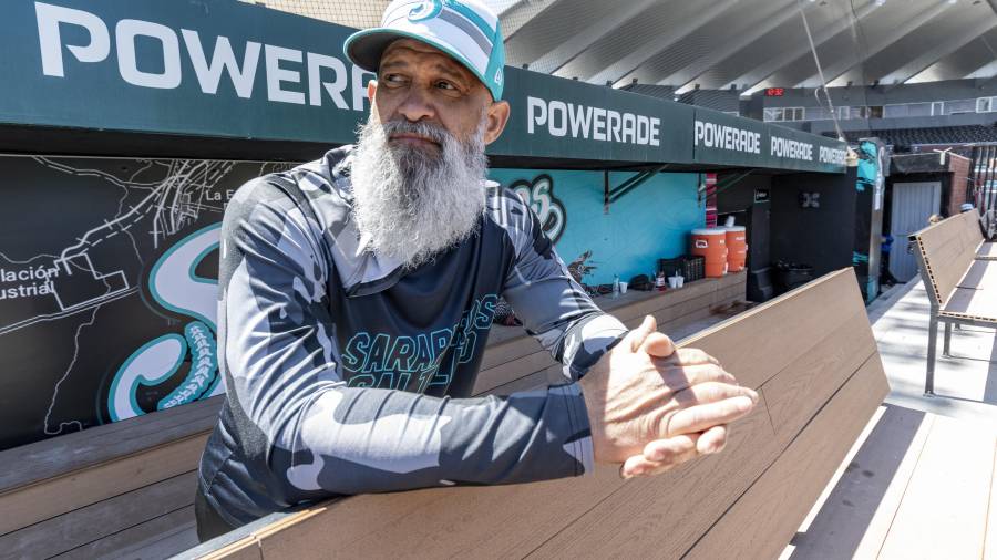 Mendy López y el cuerpo técnico supervisaron las sesiones de bateo divididas por grupos durante el entrenamiento.