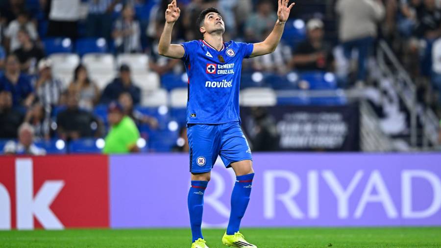 Nicolás Ibáñez celebra el gol de la remontada que le dio la victoria a Cruz Azul sobre Rayados.