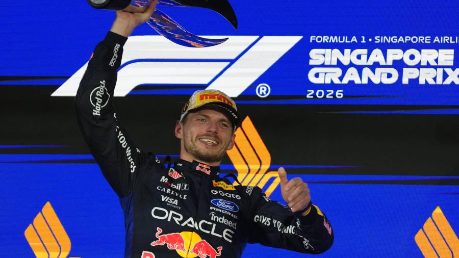 Max Verstappen conquistó su primera victoria en el Gran Premio de Singapur, completando un fin de semana perfecto para Red Bull en el circuito de Marina Bay.