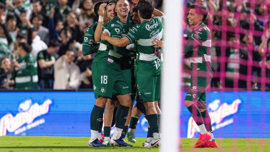 Santos Laguna consiguió su quinta victoria consecutiva en el torneo tras imponerse a los Gallos Blancos en el Estadio Corona.