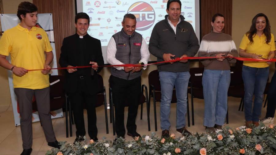 Autoridades presentes en la inauguración de la Copa Timón Giro 2024, entre ellos el alcalde electo Javier Díaz.