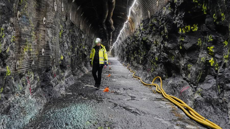 El geólogo Tuomas Pere camina por un túnel de disposición dentro del depósito de residuos nucleares de Posiva Onkalo en la isla de Olkiluoto, Finlandia.
