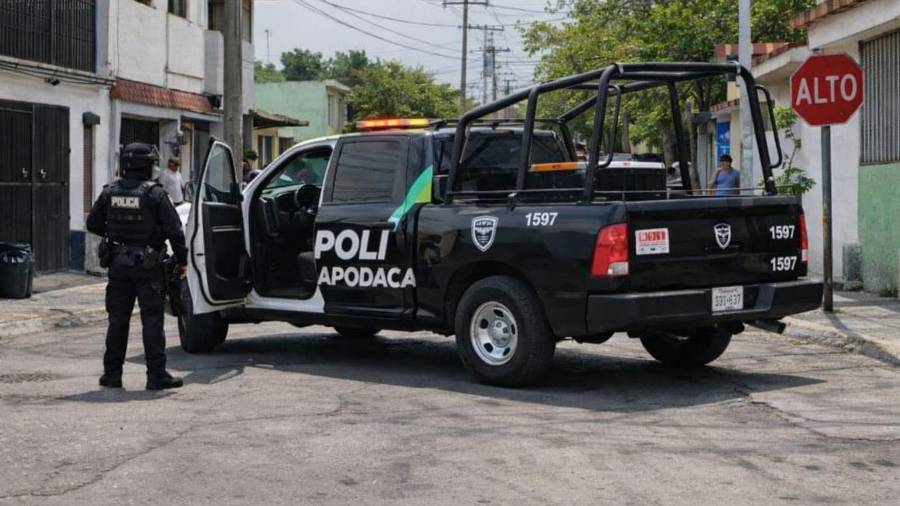 Policías de Apodaca, Nuevo León rescataron a una mujer retenida por un asaltante armado con cuchillos en una estética; la víctima resultó con heridas leves