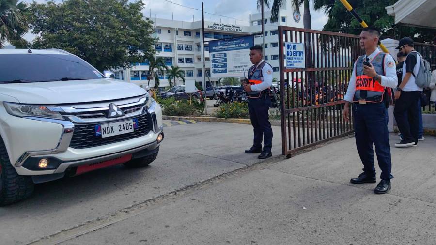 Guardias de seguridad observan la salida de vehículos de la Universidad Ateneo de Zamboanga tras un tiroteo el martes 18 de agosto de 2026, en Zamboanga, en el sur de Filipinas.