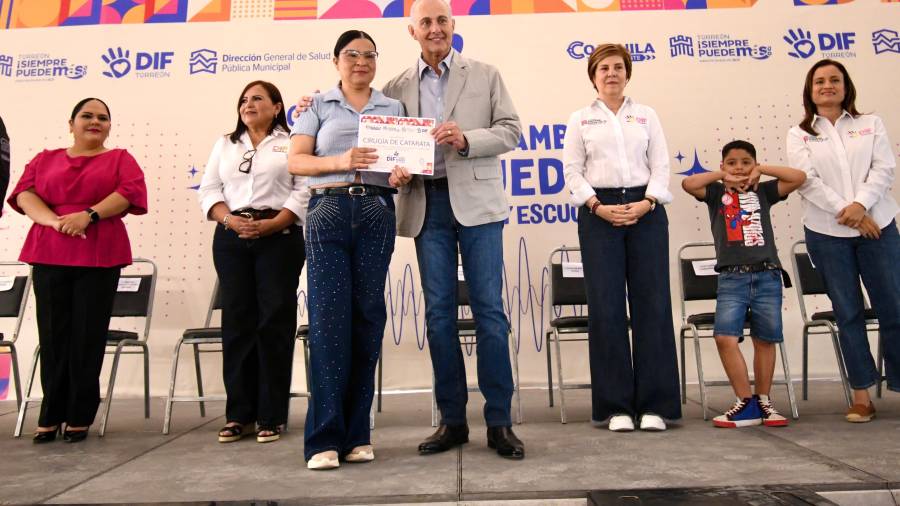 Román Cepeda González y Selina Bremer de Cepeda encabezaron el arranque del programa con el que se beneficiará a mil torreonenses.
