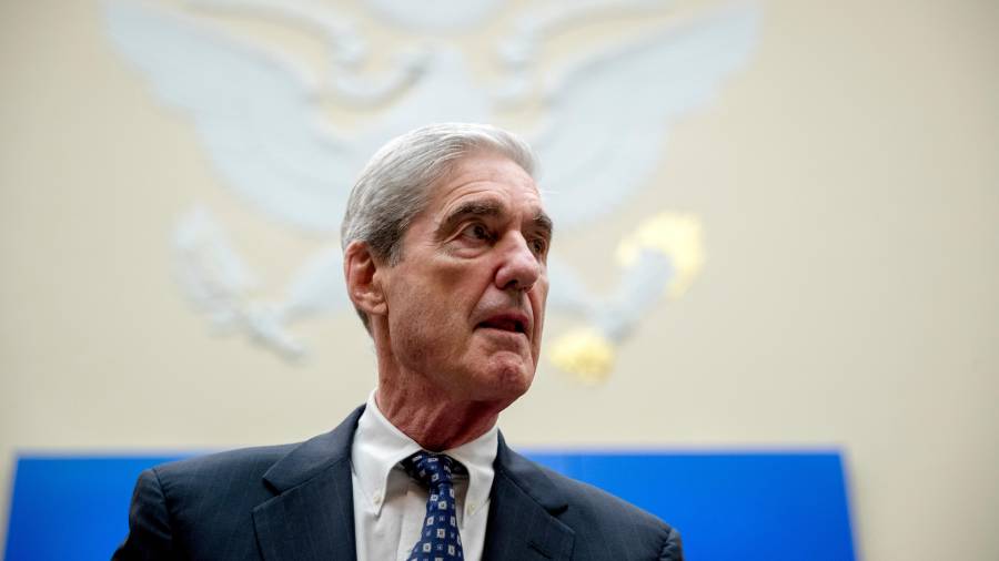 El exfiscal especial Robert S. Mueller III llega a una audiencia del Comité de Inteligencia de la Cámara de Representantes en el Capitolio, en Washington, el 24 de julio de 2019.