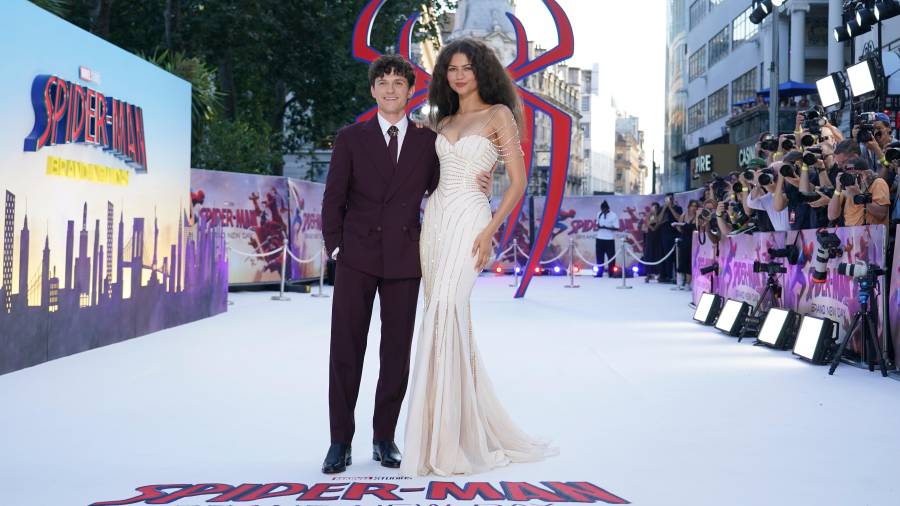 Tom Holland y Zendaya posan para los fotógrafos al llegar al estreno de Spider-Man: Brand New Day en Londres, el 29 de julio de 2026.