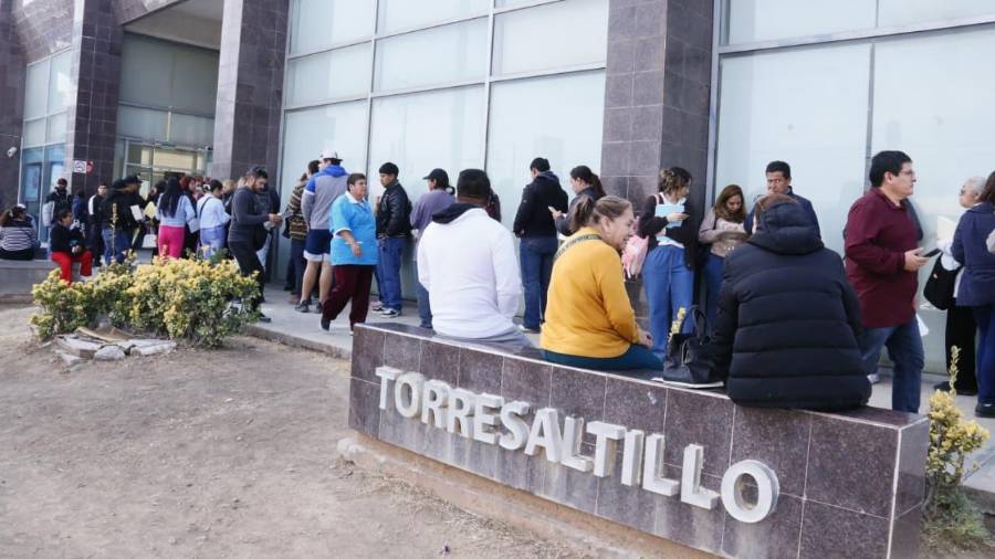 Contribuyentes acudieron a la oficina de la Administración Fiscal de Coahuila este fin de semana para aprovechar los descuentos del Buen Fin.