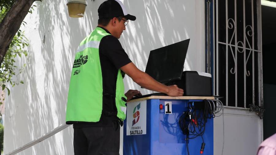 Personal de la Dirección de Medio Ambiente y del IMMUS realiza la verificación de emisiones contaminantes en unidades del transporte público concesionado.