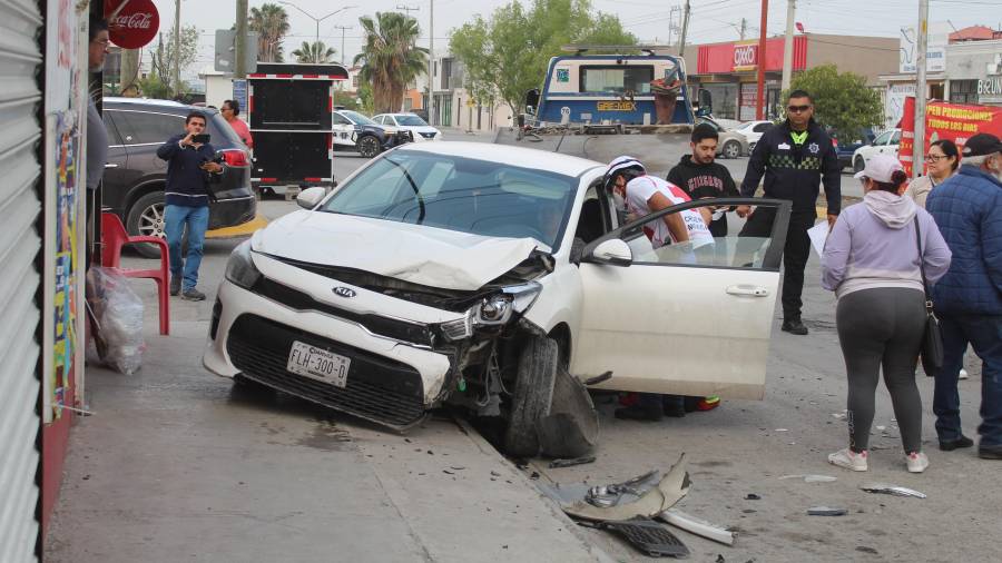Paramédicos de la Cruz Roja atendieron a las involucradas.