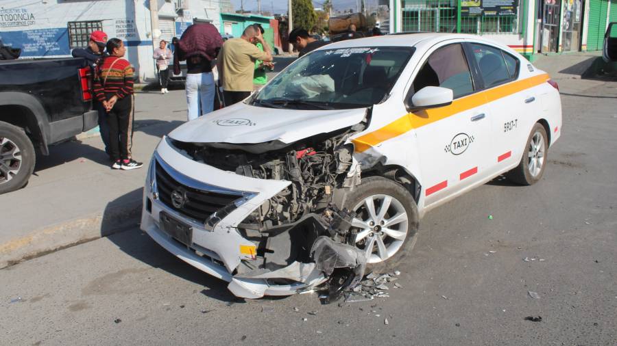 El taxi presentó notables daños.